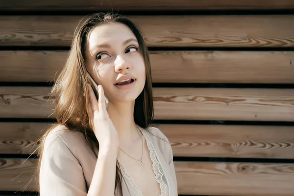 Portrait of a girl talking on the phone — Stock Photo, Image