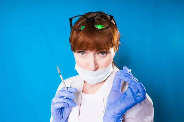 Mujer doctora sosteniendo una jeringa — Foto de Stock