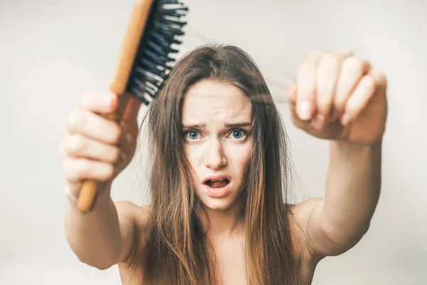 Mujer con peine de pelo pelos demacrados —  Fotos de Stock