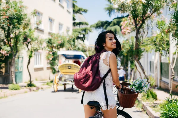 Bisiklet, phaeton yakınındaki, tropikal yaz sporu, vintage üzerinde oturan kız