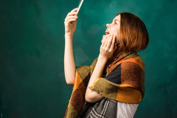 Mulher bonita em uma xadrez faz selfie — Fotografia de Stock