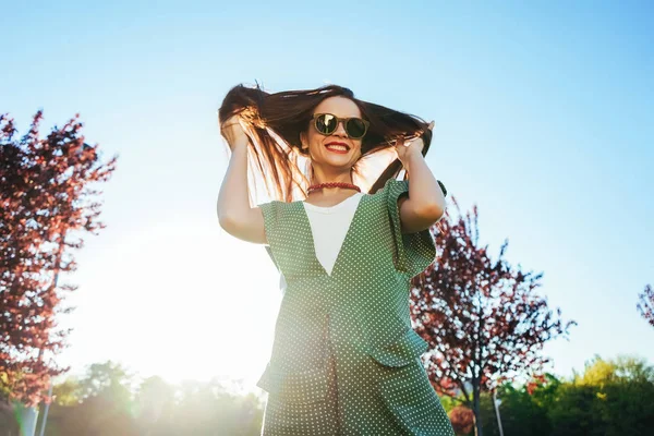 Fashion glans jong meisje geniet van het leven, lachen, vreugde op straat — Stockfoto