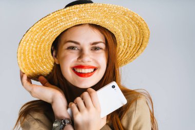 Şapkalı güzel kızıl saçlı kız portresi