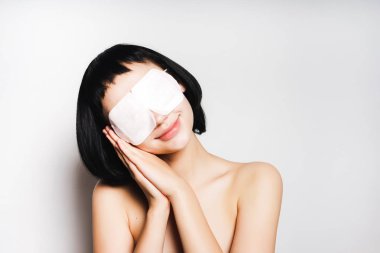 Genç kız o maskeli uyur gösterir