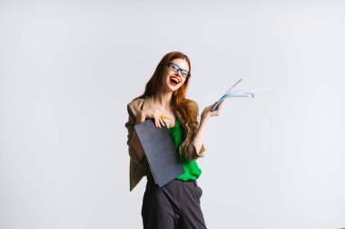 Genç kadın öğretmen gülüyor