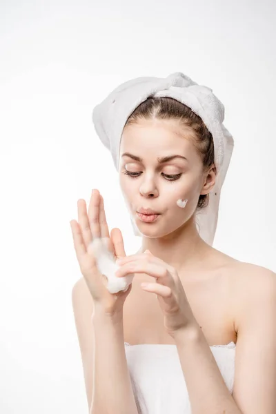 Een jonge vrouw na het baden uitstrijkjes de shampoo — Stockfoto