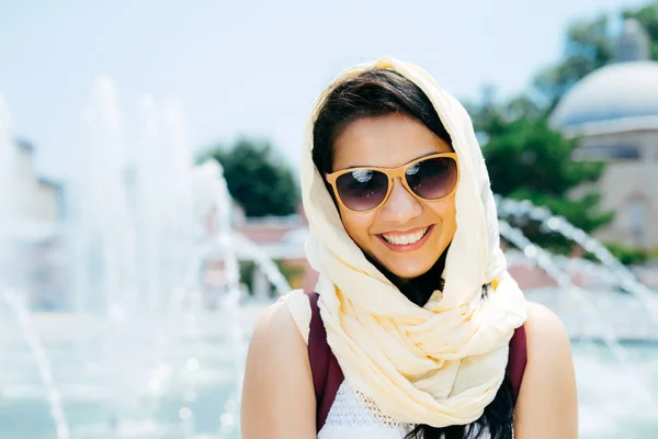 Portrait of a smiling girl in turkey on the background of a fountain — Stock Photo, Image