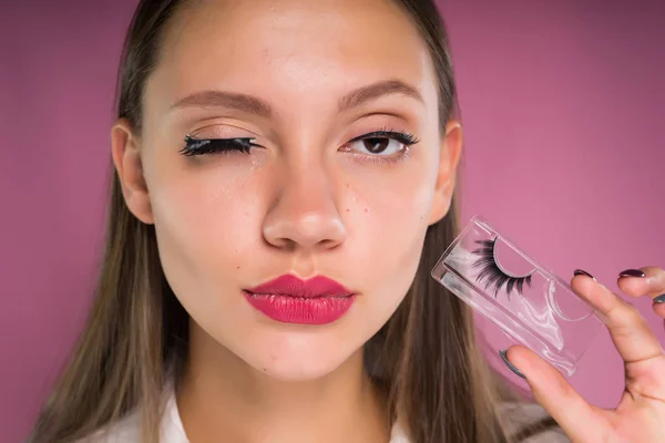झूठी eyelashes के साथ एक युवा महिला का चित्र — स्टॉक फ़ोटो, इमेज