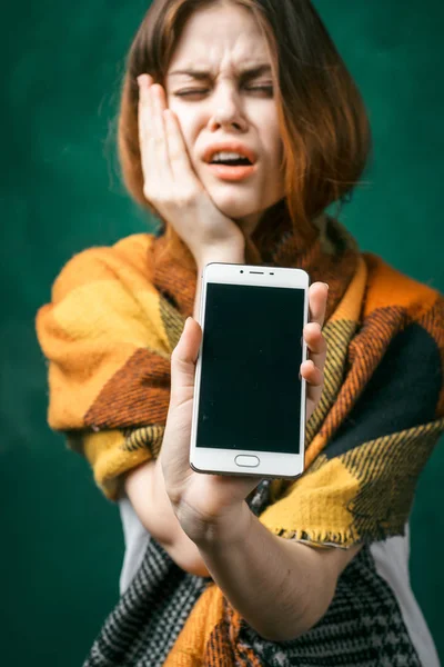 Menina bonito chorando e mostrando telefone — Fotografia de Stock