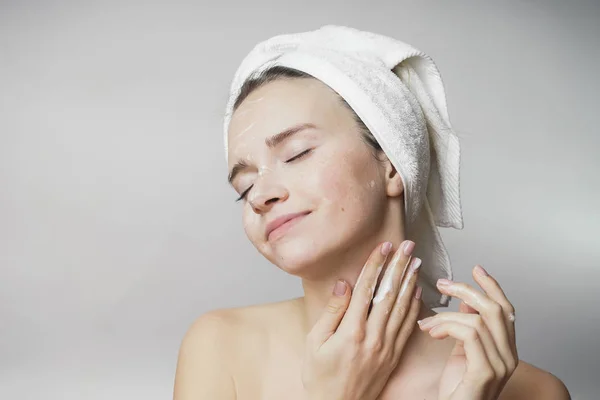 Beauty Donna faccia Ritratto. Bella ragazza modello con perfetta fresca Skin.towel pulito sulla testa.Gioventù e cura della pelle Concetto . — Foto Stock