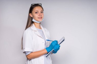 genç bir kadın doktor gülümseyen