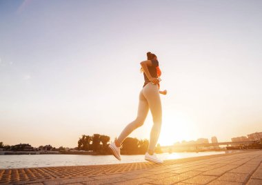 Genç atletik kadın bir kaçak şehir