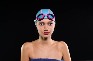 Genç kadın yüzücü endişeli