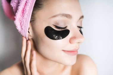 Güzel bir genç kadının portresi, cildi sonra görünüyor