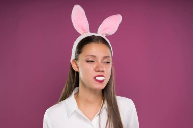 Tavşan Kulağı sakız çiğneme genç bir kadın