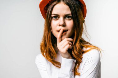 şapkalı genç kız