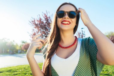 Pozitif moda Parlatıcı gülümseyen kız zevk yaşam, gülüyor 