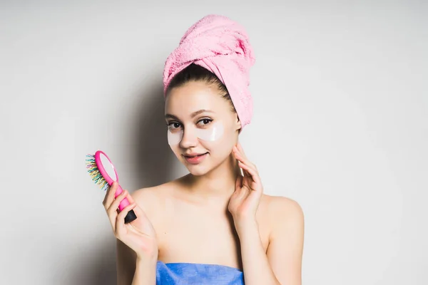 Chica joven después de bañarse con una toalla en la cabeza — Foto de Stock