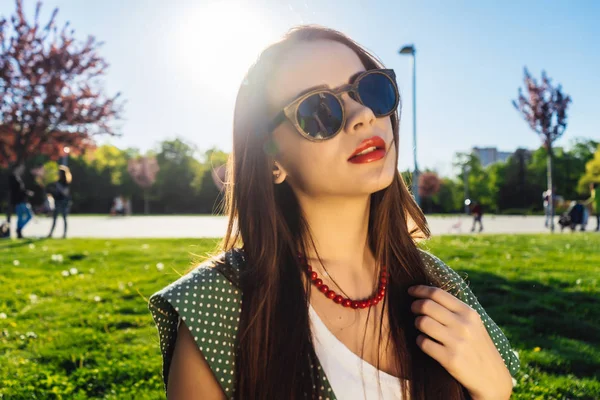 Donna di moda in occhiali outside.Summer glamour sorridente ragazza — Foto Stock