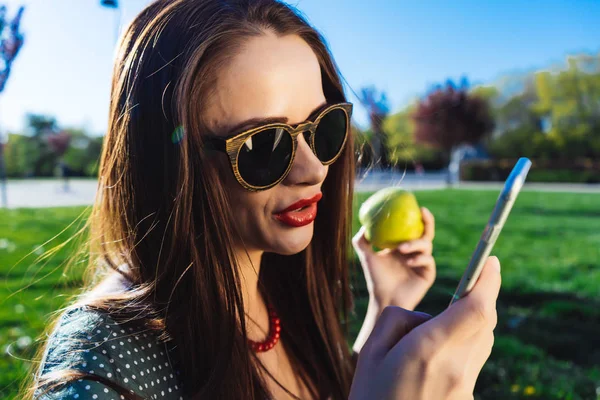 Kadın bir şeyler arıyorum cep telefonu, sağlıklı dişler gülümseme, diş