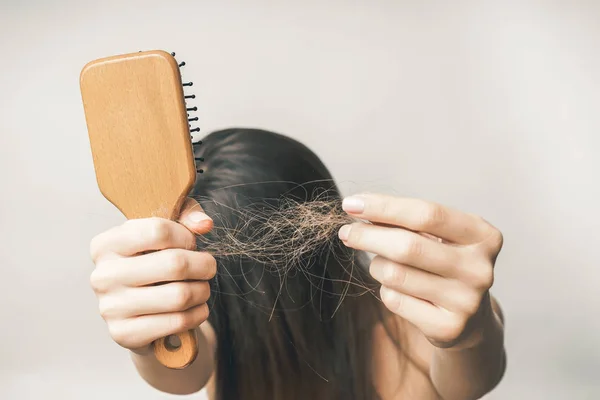 Mulher com problemas de cabelos perdidos, pente — Fotografia de Stock