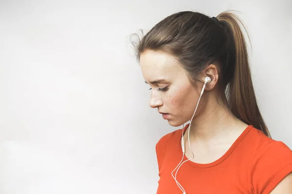Kobieta myśli w słuchawkach — Zdjęcie stockowe