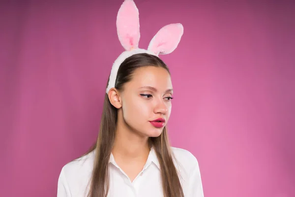 Jovem mulher em orelhas de coelho — Fotografia de Stock