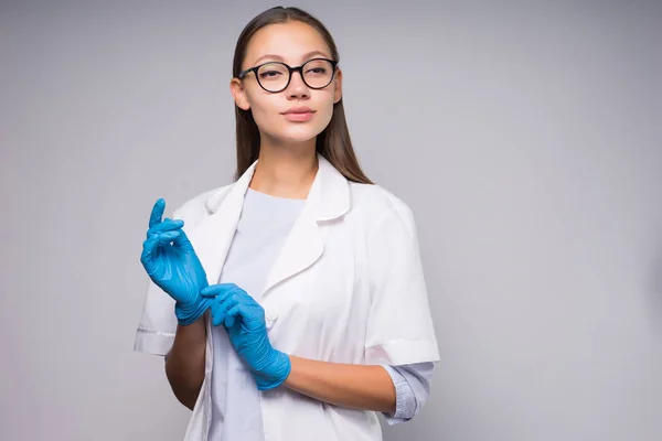 Giovane donna medico guardando con attenzione la fotocamera — Foto Stock