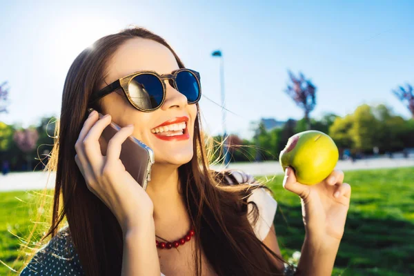 Hermosa sonrisa de mujer. Blanqueamiento dental. Cuidado dental . — Foto de Stock