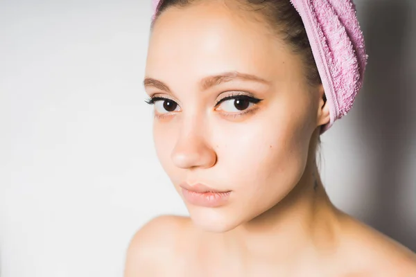 Retrato de uma jovem após o banho — Fotografia de Stock