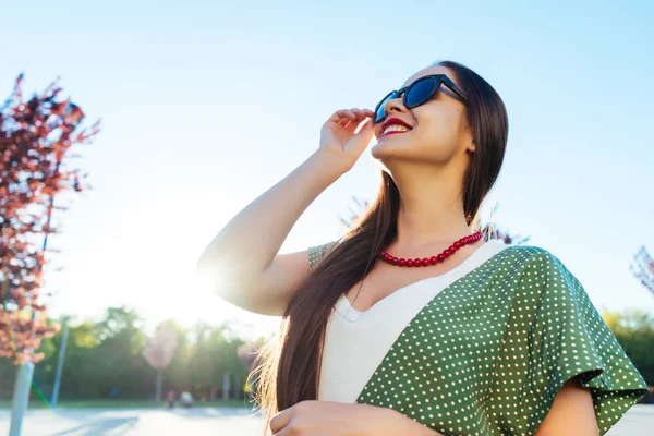 Pozitif moda Parlatıcı gülümseyen kız zevk yaşam, gülüyor 