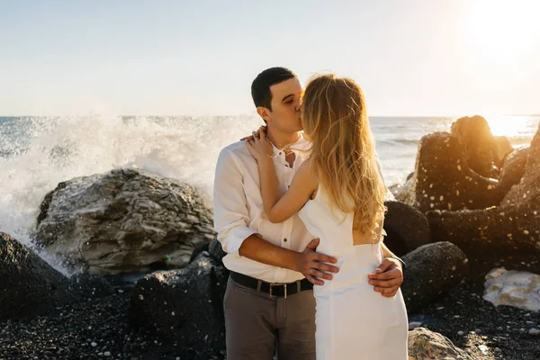 Un paio di amanti che si baciano vicino al mare — Foto Stock