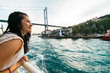 Genç esmer kız bir gemiyle yüzüyor