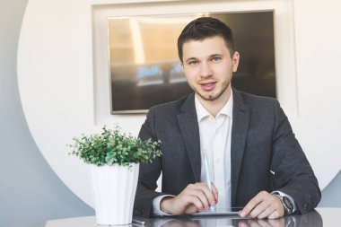 iş yerinde iş adamı