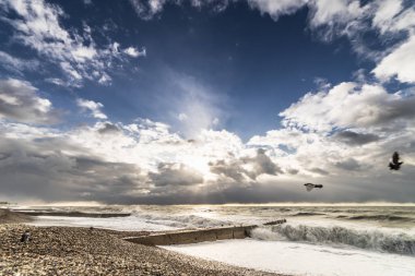 Taşlı deniz kıyısında, gökyüzü