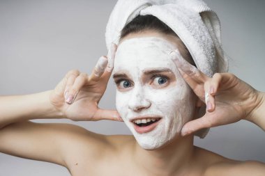 Kadın beyaz temizleyici mack kullanın, yüz fırçalayın mutlu hayran