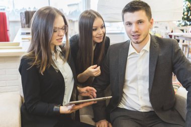 İş toplantısı bir erkek ve iki kadın arasında