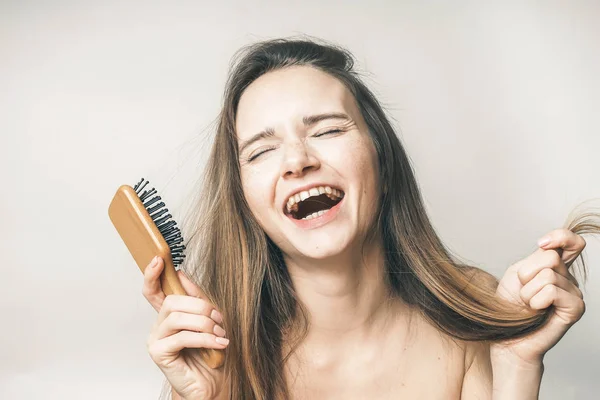 Femme heureuse avec peigne à cheveux, soins capillaires beauté — Photo