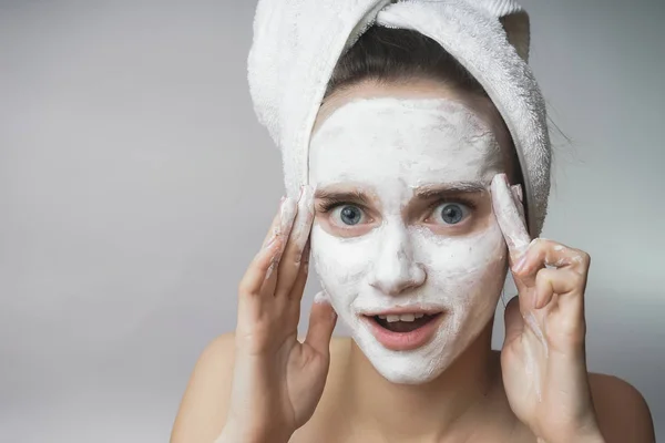 Mujer feliz asombrado utilizar limpiador blanco mack, frotar en la cara — Foto de Stock