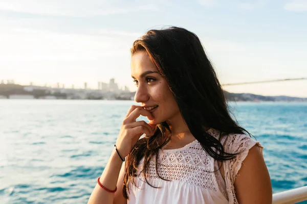 Bir gemide güzel bir esmer kız portresi