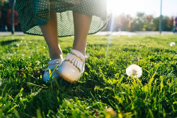 Backgroung yaz metin, çim closeup bacaklarına ilham ve motivasyon için