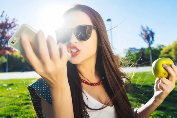 Öfkeli kadın kötü, mobil çığlık ile negatif kızgın kavramı