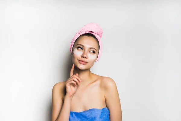 Egy fiatal lány után fürdés egy törülközővel ravaszul néz ki, hogy a jobb — Stock Fotó