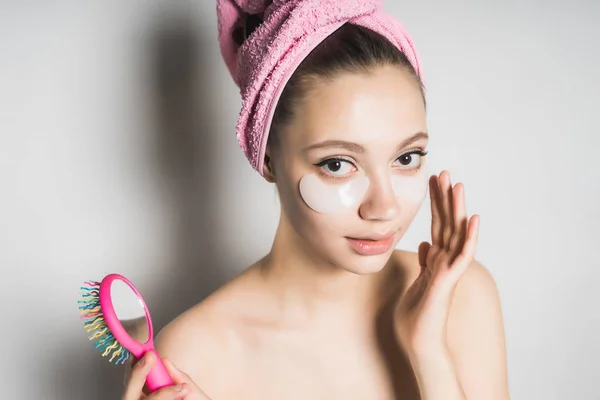 Молода дівчина після купання з рушником на голові піклується про шкіру — стокове фото