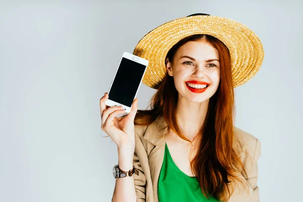 Bir şapka gülümsüyor genç kız