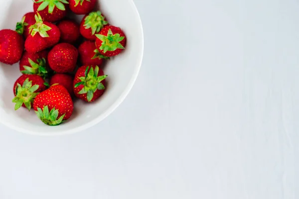 Fraises fraîches dans une assiette blanche — Photo