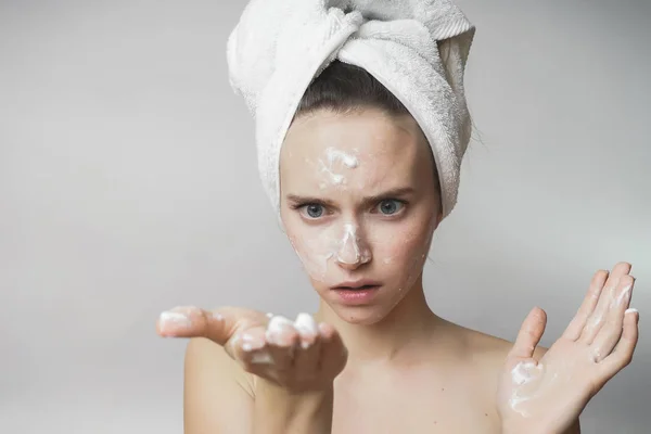 Uma jovem após o banho é surpreendida — Fotografia de Stock