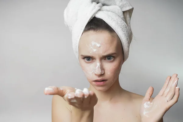 A young girl after bathing is surprised — Stock Photo, Image