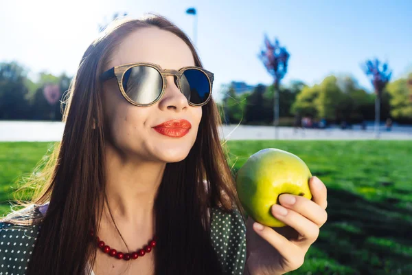 Mulher de moda em óculos, frutas de dieta estritas — Fotografia de Stock