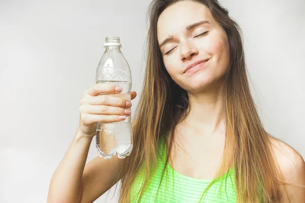 Élvezze a nő az üveg víz — Stock Fotó